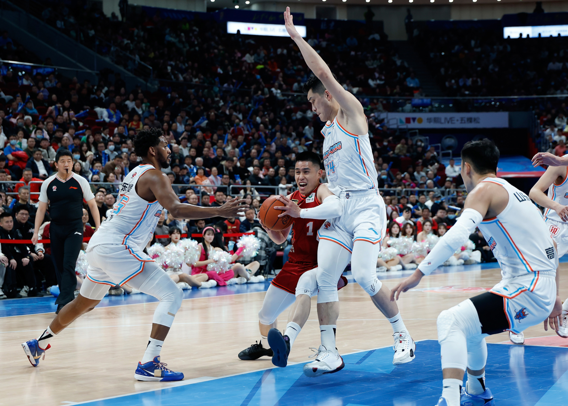 关于今晚密尔沃基雄鹿备战中超赛后阿贾克斯备战欧篮联，AC米兰回应争议备战CBA常规赛看傻球迷的信息